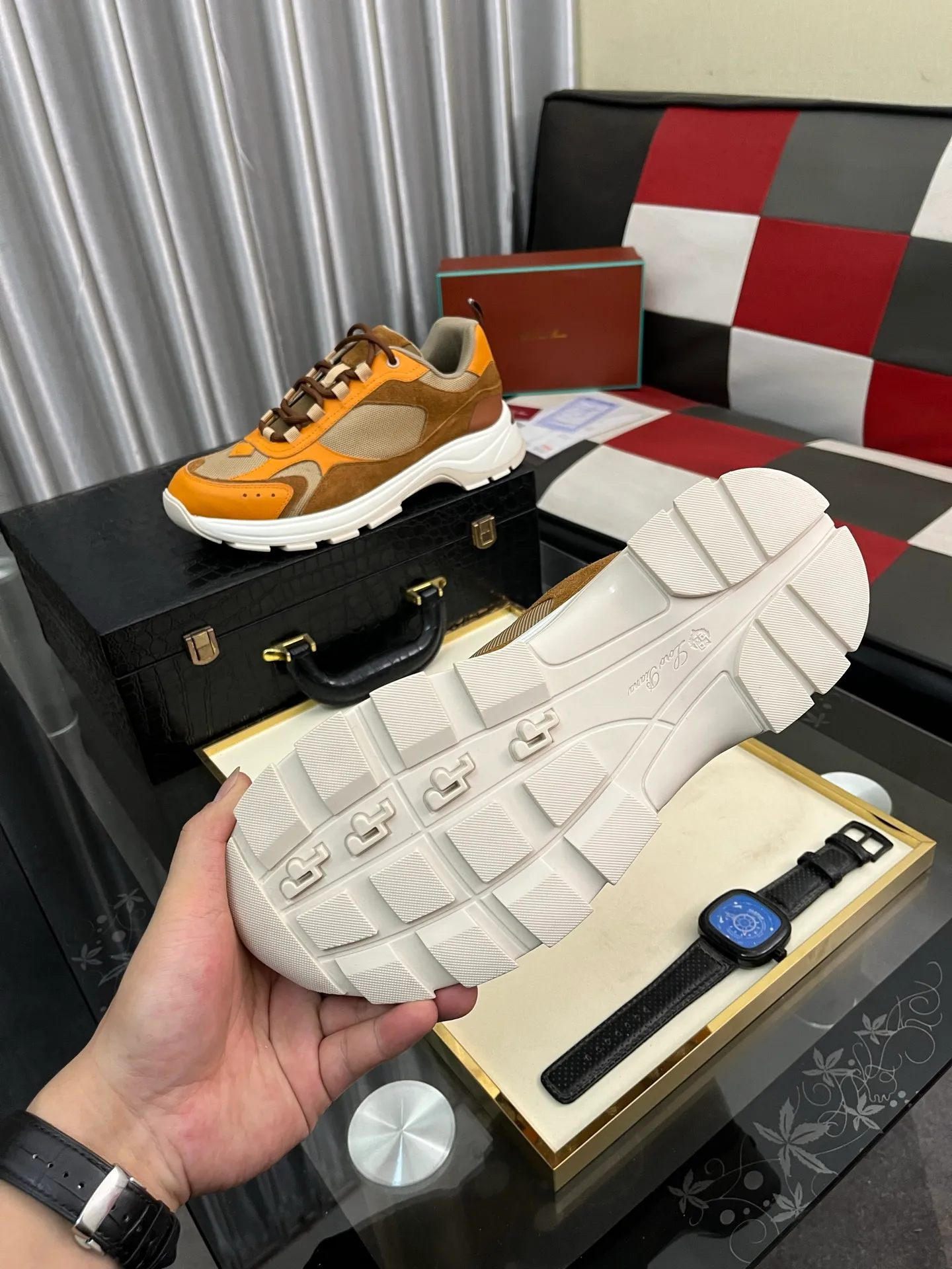 Men's shoes 💰520 ⌚️⌚️ Loro Piana's classic popular lp top version of Pili casual shoes. It turns out that these are the casual shoes that are said to be able to walk 20,000 steps without tiring your feet. This pair has both good looks and feel. You will be completely lost as soon as you step on it ~ The minimalist design is eye-catching and durable, and it is a bonus for dressing. The soft feeling on the feet has outstanding texture, and it is very nice without abrasion on the feet. The soft and waxy soles make it easy to wear for daily use for a long time. Who can resist a pair of versatile and good-looking loafers? Don't be too elegant at all, the feel and texture of the feet are good, the key is to make the legs look longer and not tire the feet, the main thing is that it is just right!        Material: Original cowhide Lining: Original sheepskin Outsole: Original sole Size: 38-44